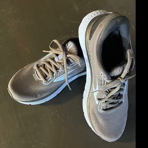Brooks women sneakers Glycerin 18 size 10